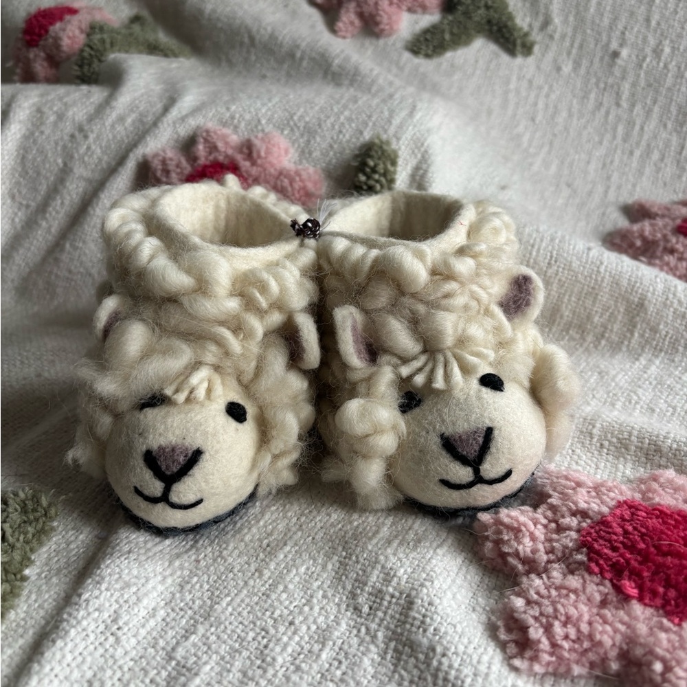 Adorable Cream Lamb Toddler Slippers size 1-2 toddler